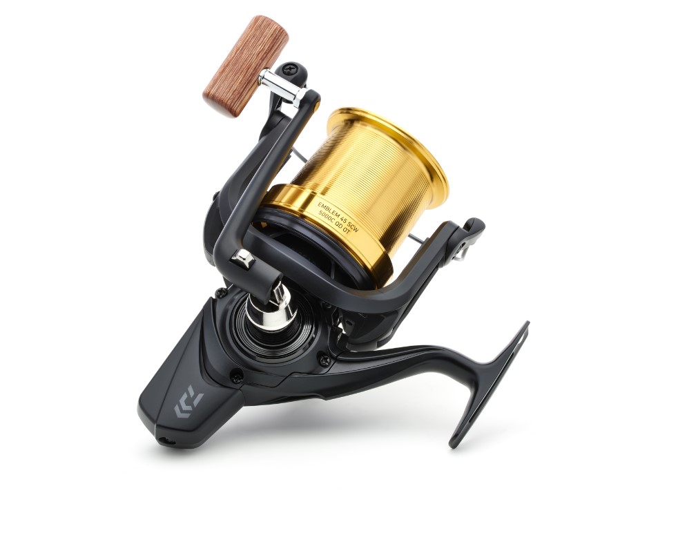 Daiwa 23 Emblem Surf 45 SCW QD Carrete para Mar - QD-OT