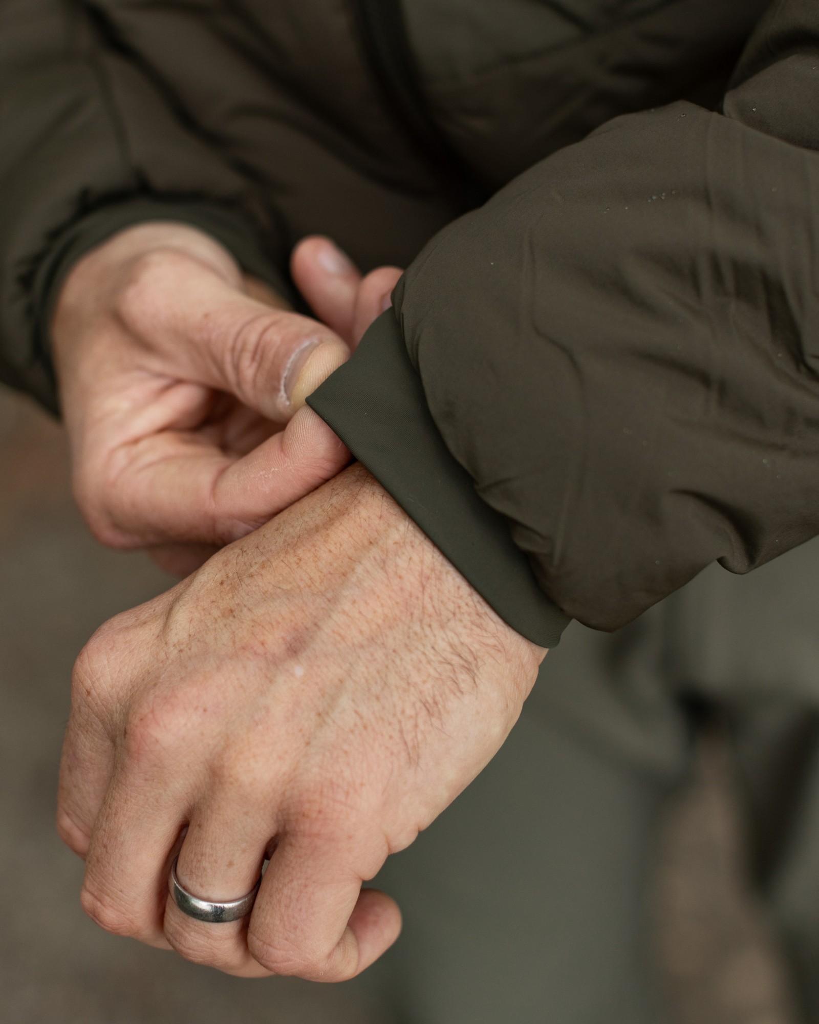 Korda Chaqueta Aislada con Capucha Verde Oliva